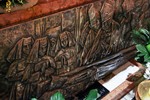 Uzdužni reljef na sjevernoj strani groba predstavlja blaženoga Alojzija Stepinca na odru u zagrebačkoj katedrali oplakivana od pastira i Božjeg naroda. 